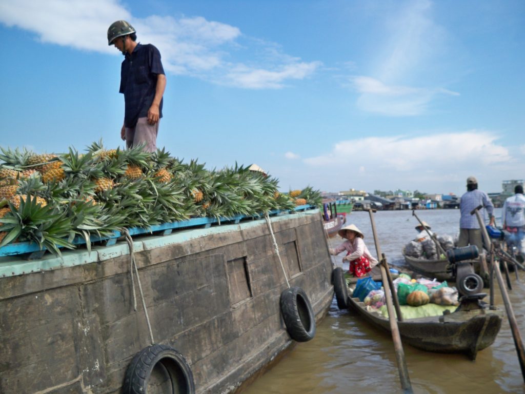 Một cảnh sinh hoạt thường thấy của chợ nổi Ngã Bảy